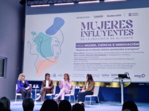 La primera mesa redonda, titulada “Mujeres en la ciencia: talento que impulsa el progreso”, moderada por la Dra. Carmen Pomares, participaron Mari Carmen Martínez Monteagudo, Nuria Oliver y Celia Redondo.